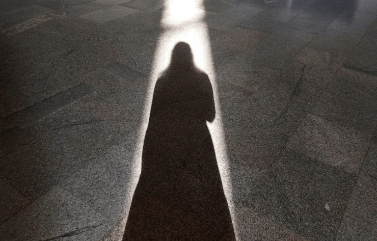 Світло як головний герой: як художники працюють із тінню у відео